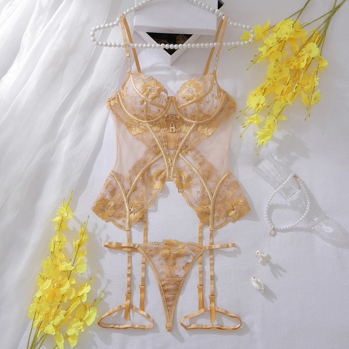 Conjunto de Lingerie Feminina em Renda com Transparência e Cinta-Liga