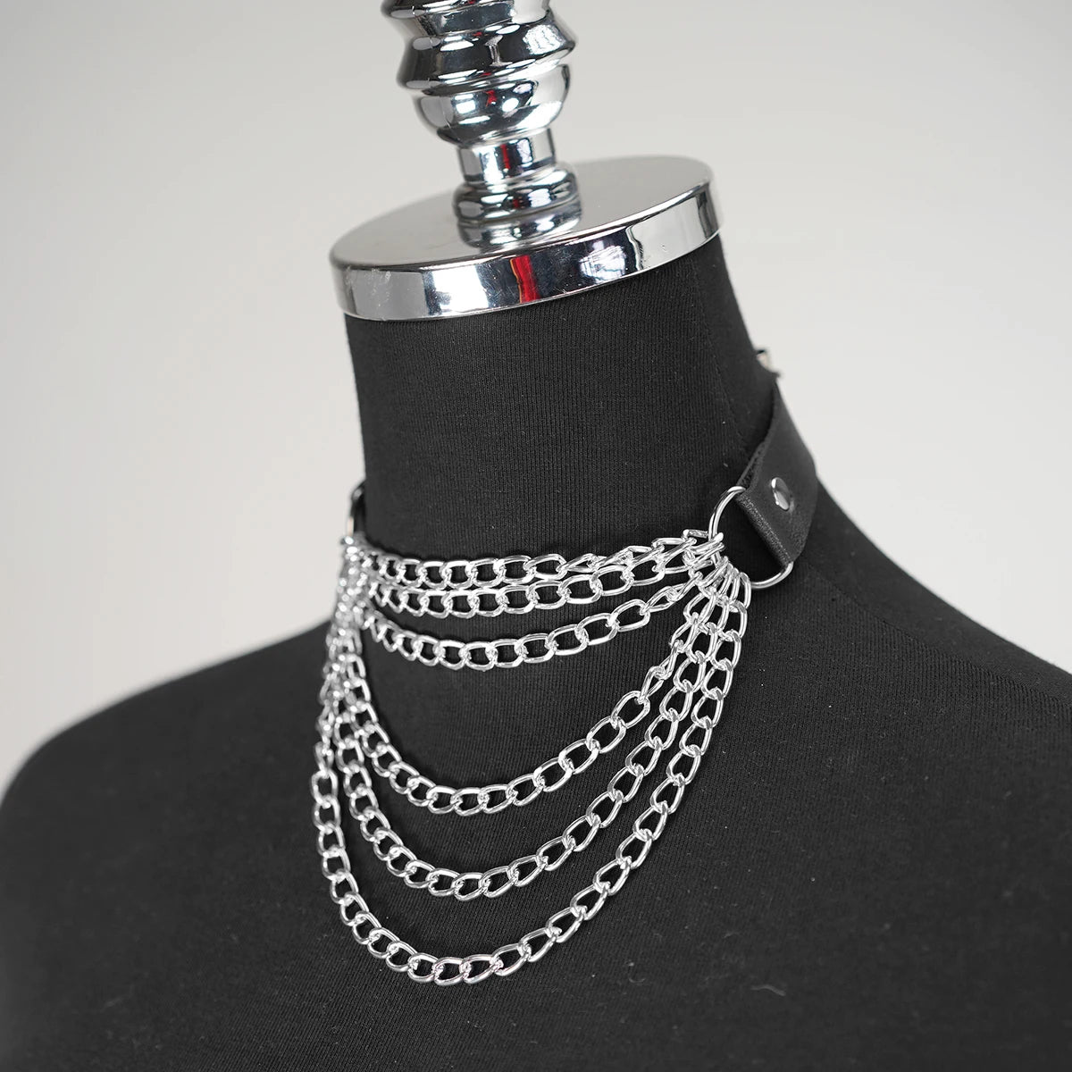 Choker Feminino em Couro com Corrente