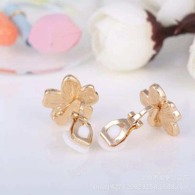 Brinco de Pressão Floral em Esmalte