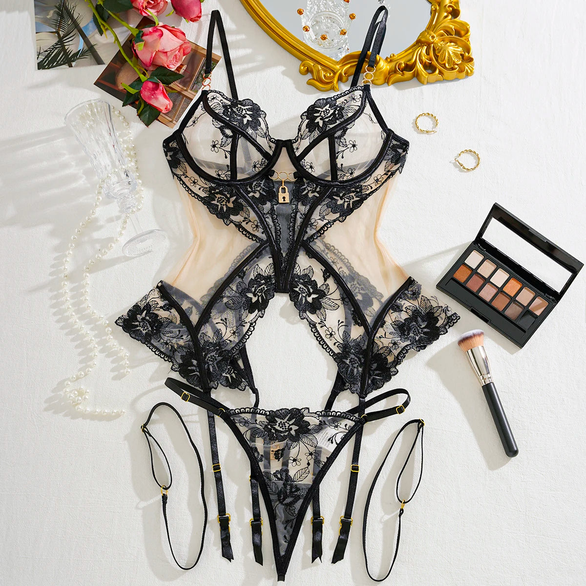 Conjunto de Lingerie Feminina em Renda com Transparência e Cinta-Liga