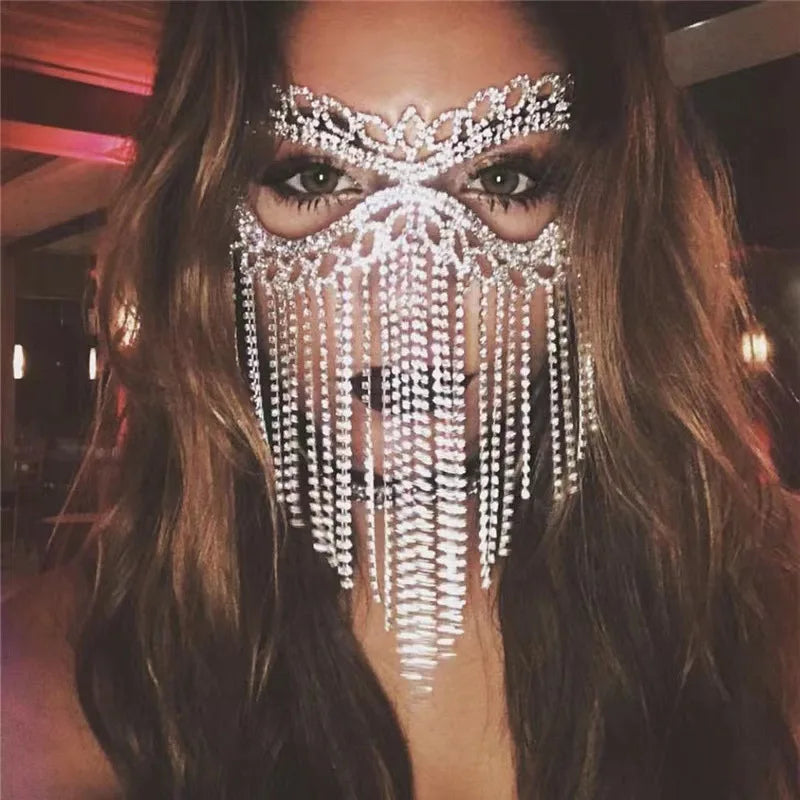 Máscara Véu com Franjas e Correntes de Strass