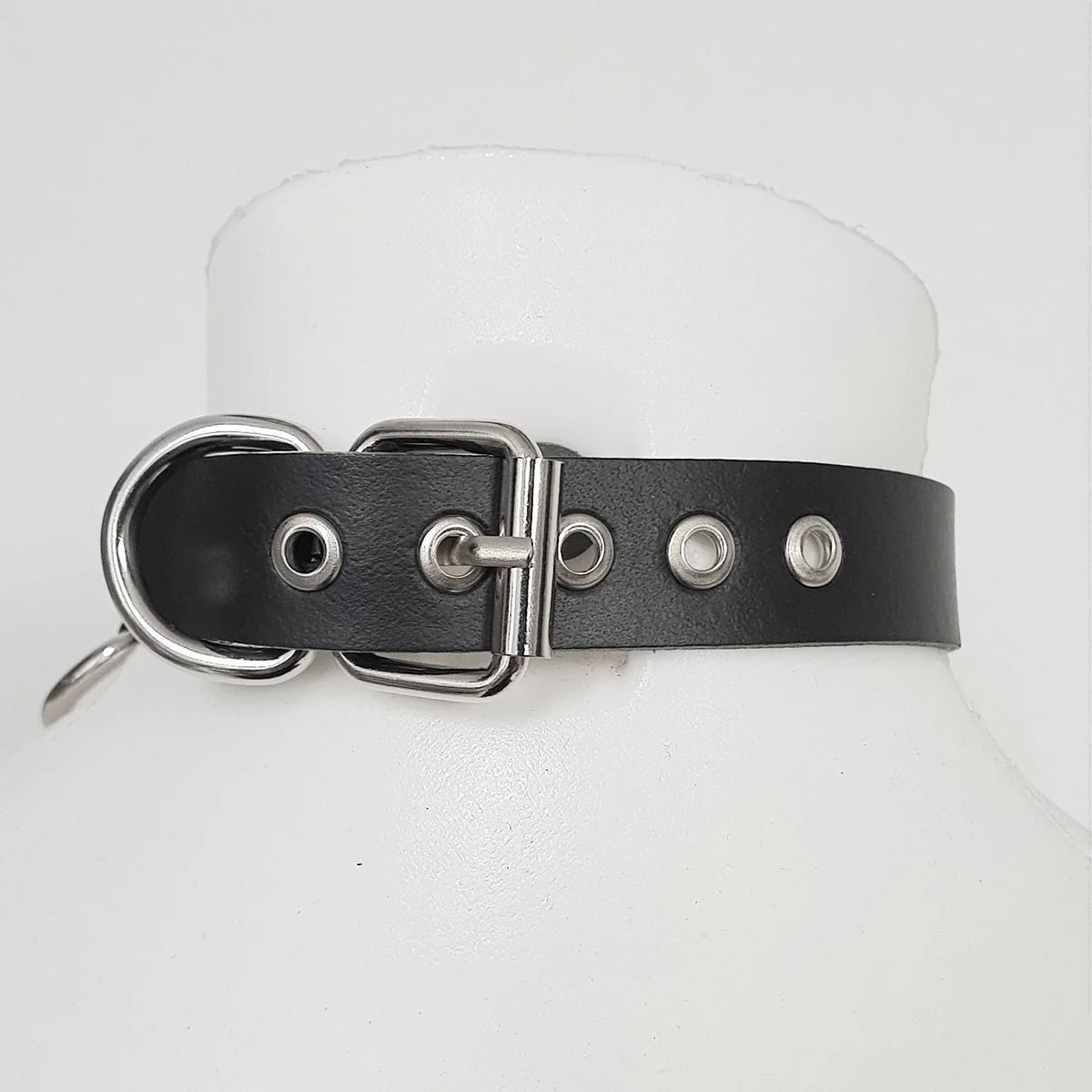 Choker Feminino em Couro com Corrente