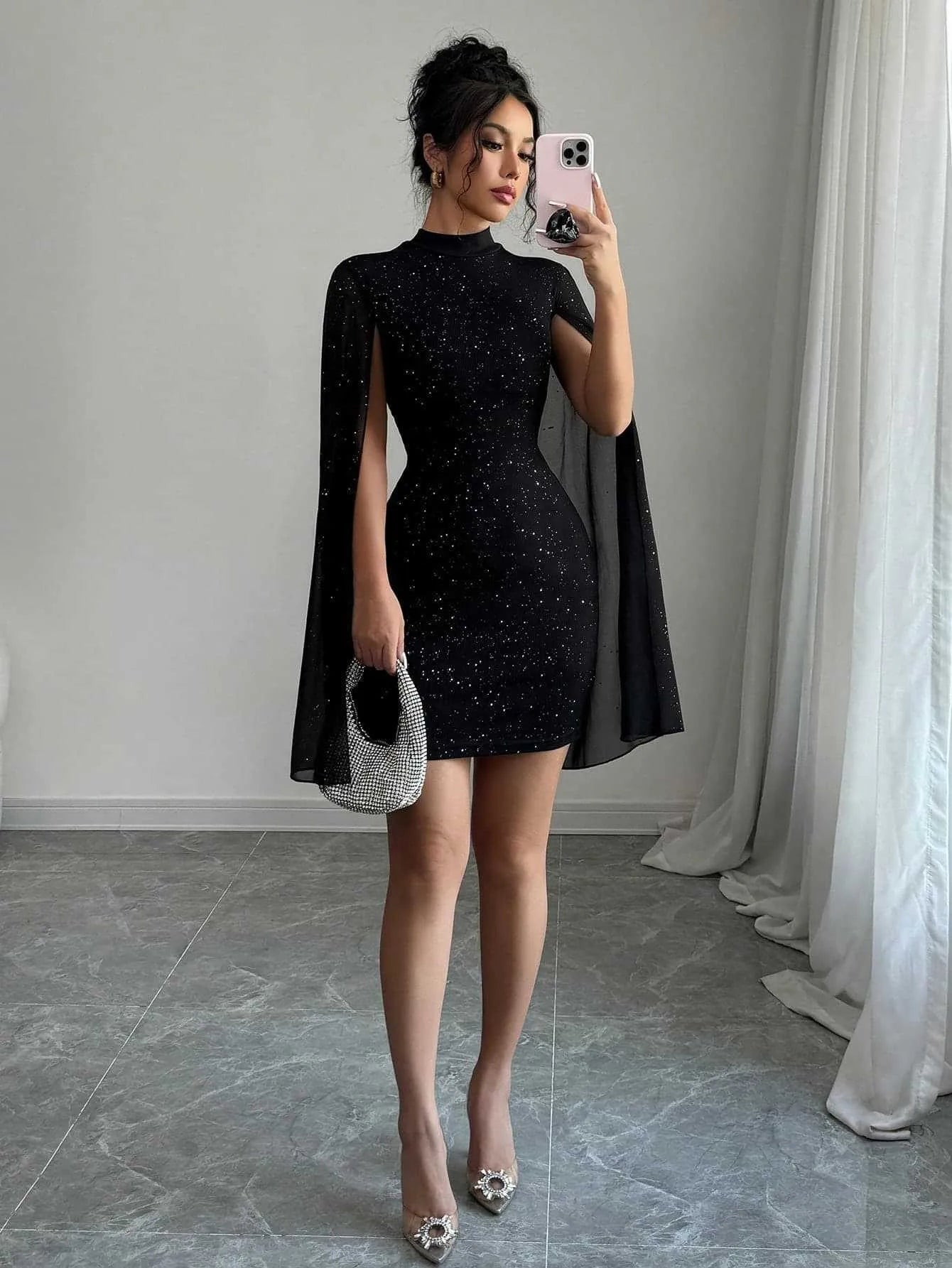 Vestido Mini Feminino com Gola Alta e Mangas Bufantes