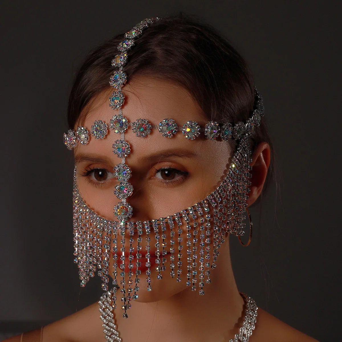 Máscara Véu com Franjas e Correntes de Strass