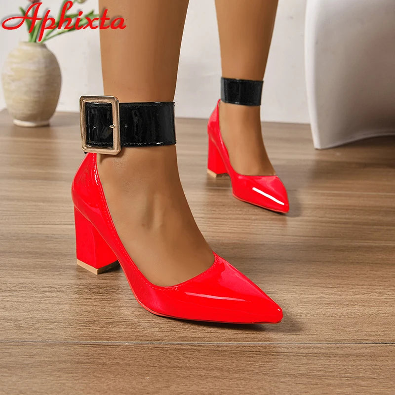 Scarpin Feminino com Salto Grosso de 7 cm e Fivela