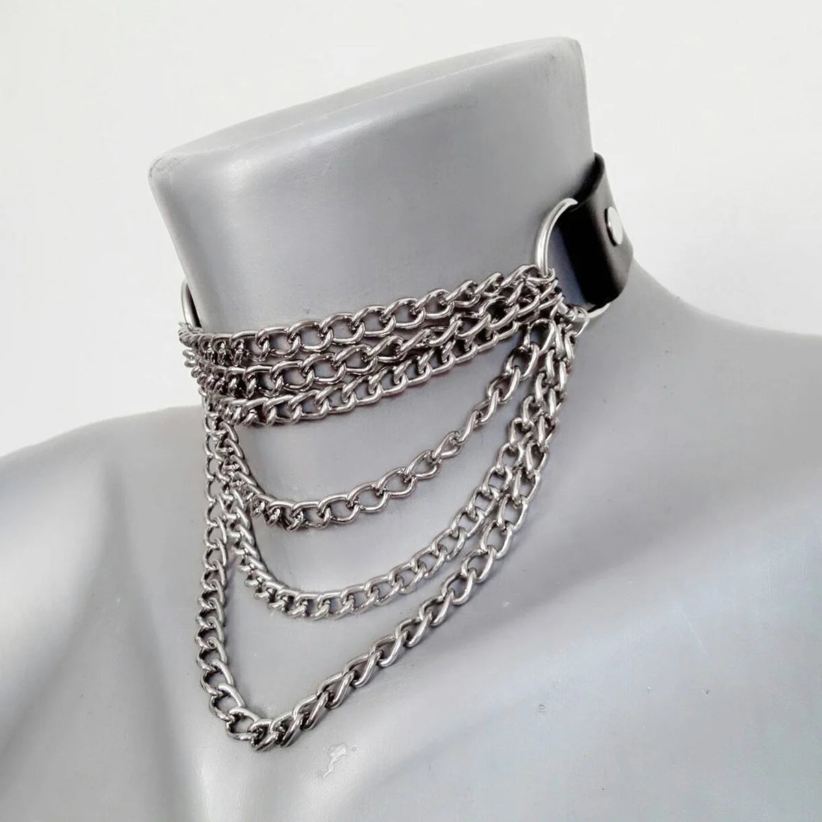 Choker Feminino em Couro com Corrente