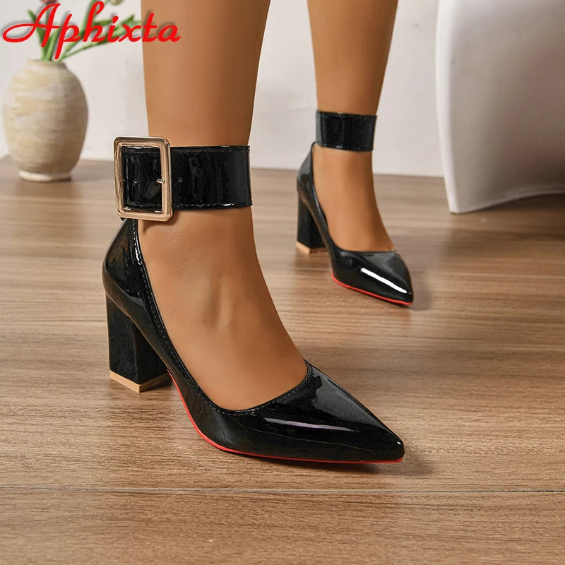 Scarpin Feminino com Salto Grosso de 7 cm e Fivela