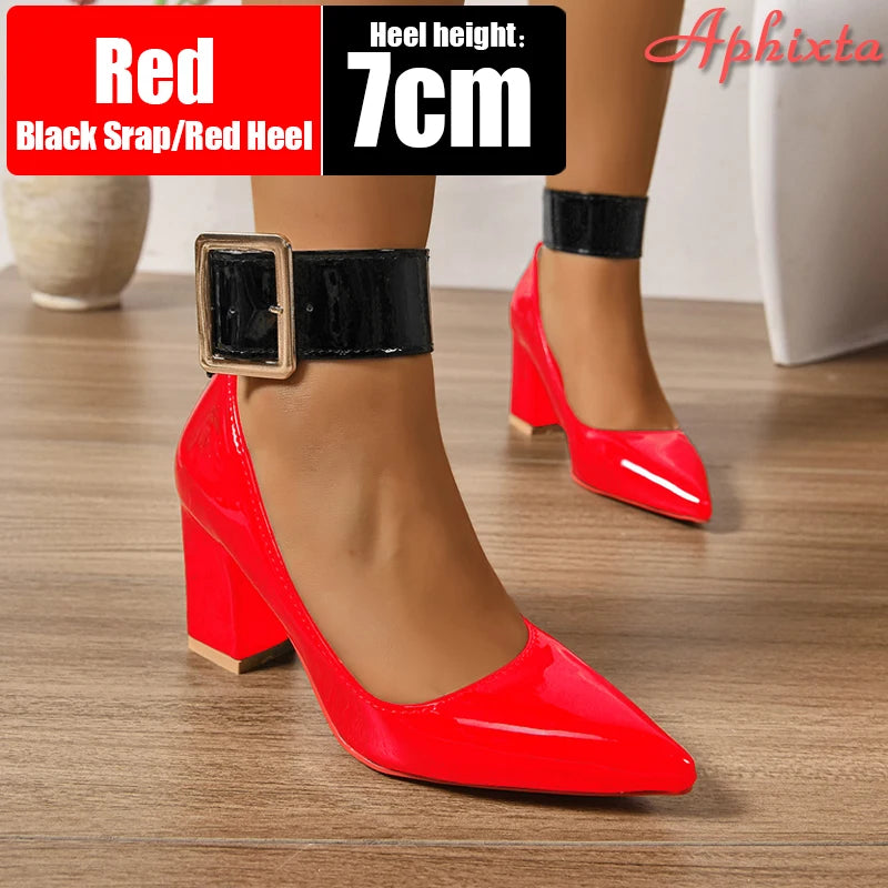 Scarpin Feminino com Salto Grosso de 7 cm e Fivela