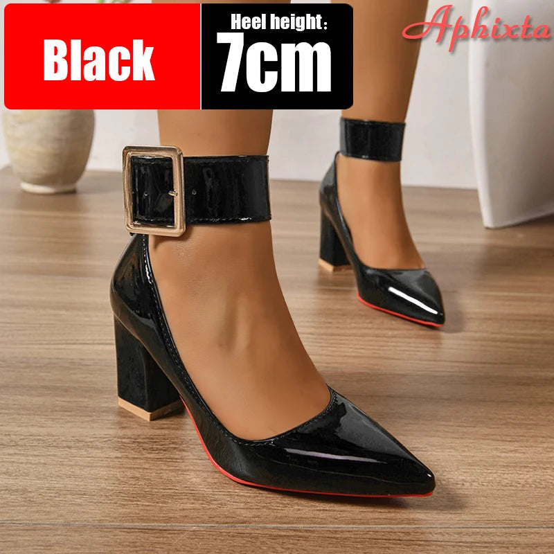 Scarpin Feminino com Salto Grosso de 7 cm e Fivela