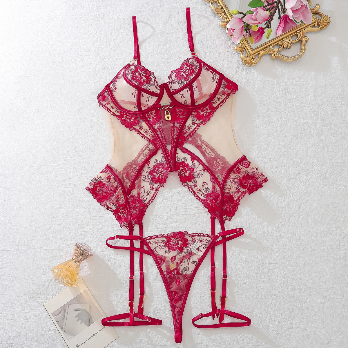 Conjunto de Lingerie Feminina em Renda com Transparência e Cinta-Liga