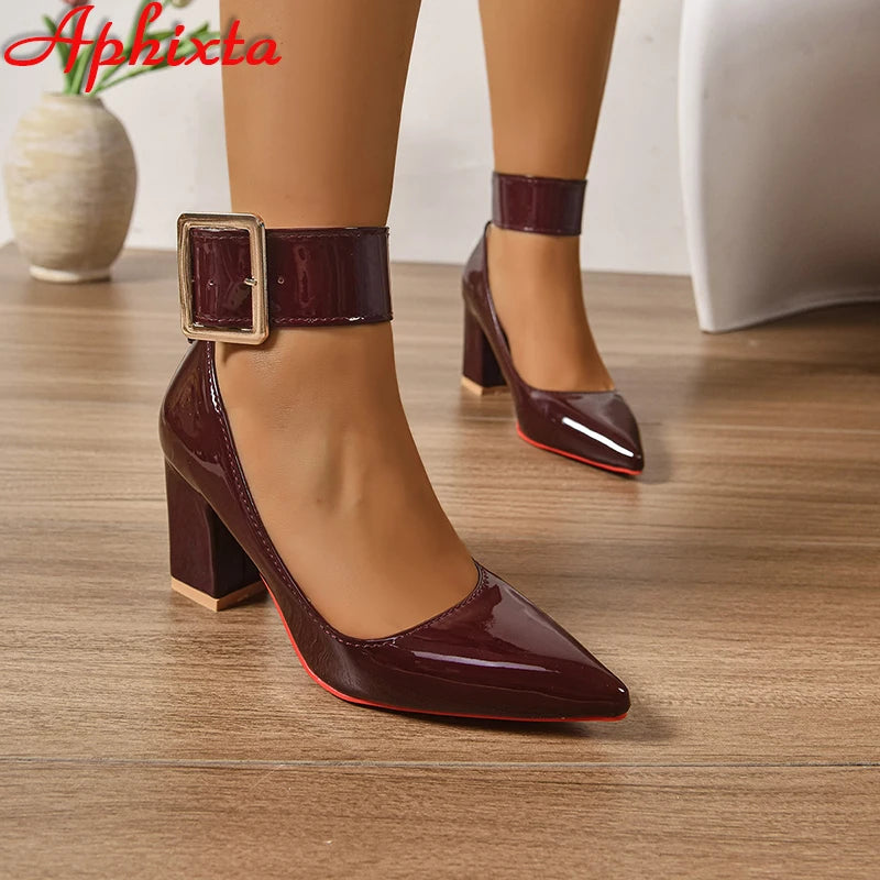 Scarpin Feminino com Salto Grosso de 7 cm e Fivela