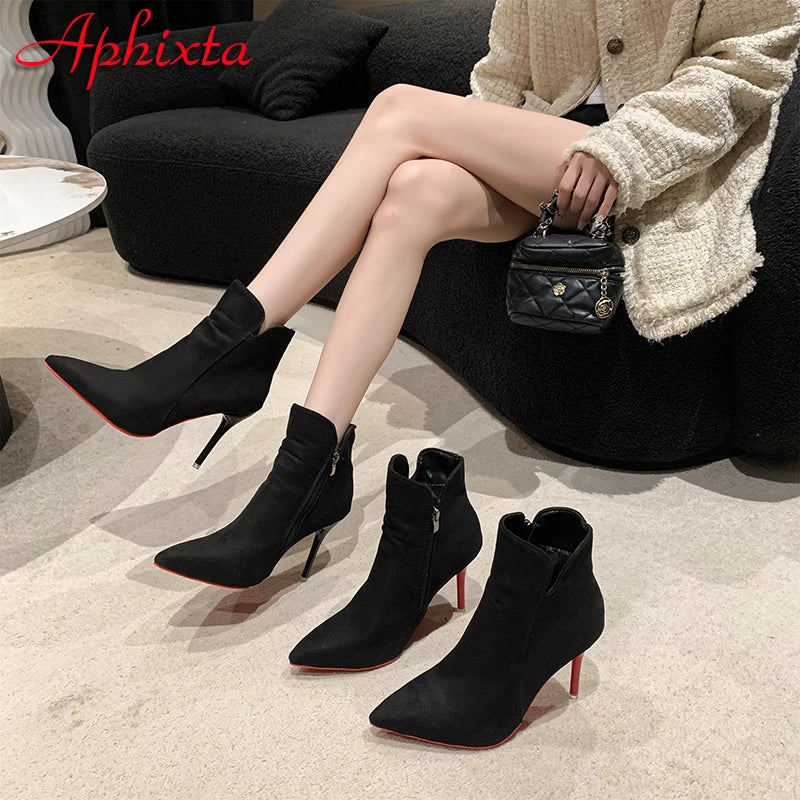 Bota Feminina de Cano Curto com Salto Stiletto