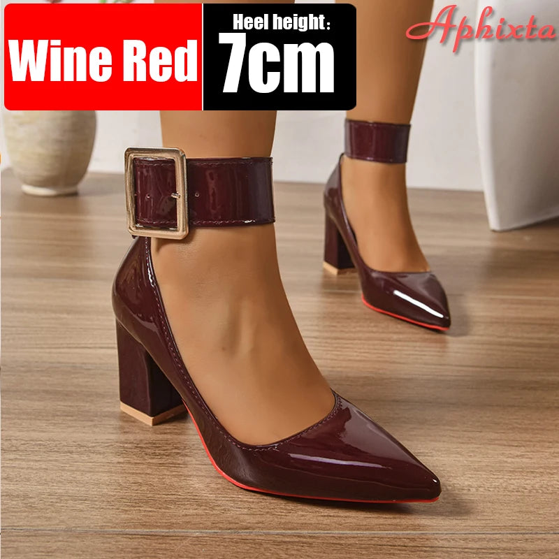 Scarpin Feminino com Salto Grosso de 7 cm e Fivela