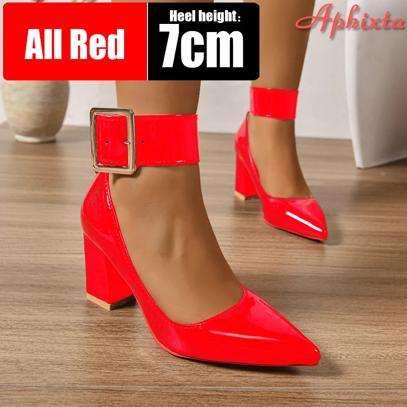Scarpin Feminino com Salto Grosso de 7 cm e Fivela