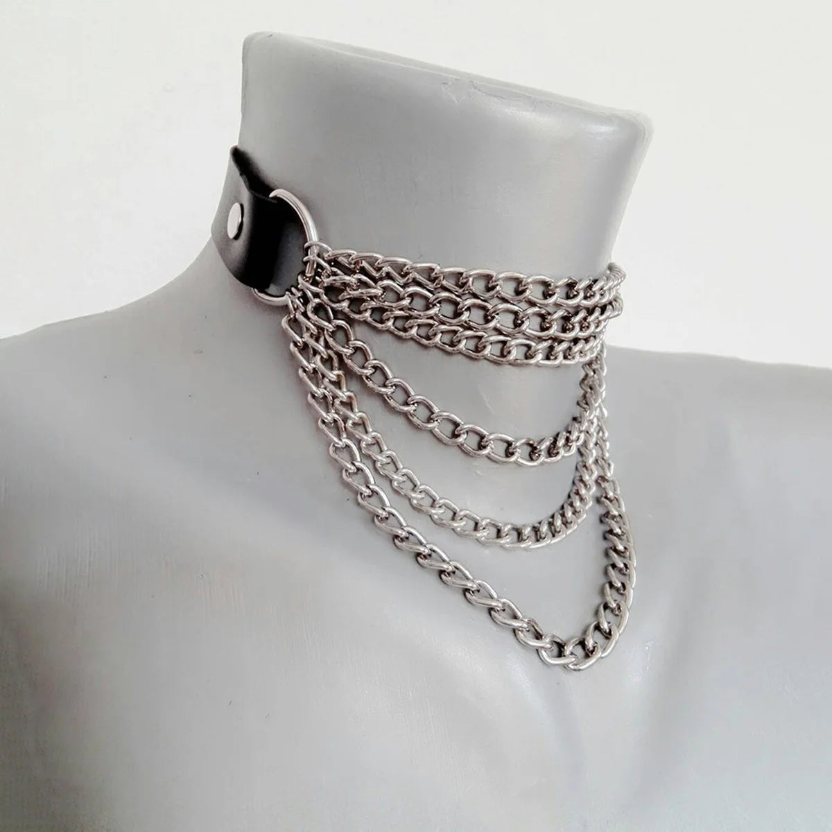 Choker Feminino em Couro com Corrente